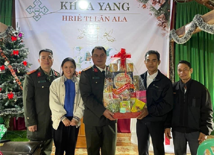CAH tham tang qua chuc sac ton giao nhan dip Giang Sinh 2022 1